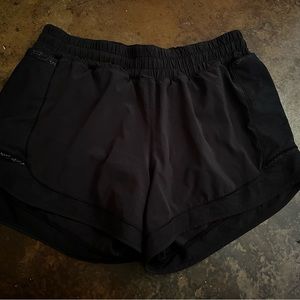Lululemon Hotty Hot short High waisted 4 in inseam w/mesh size 8-black